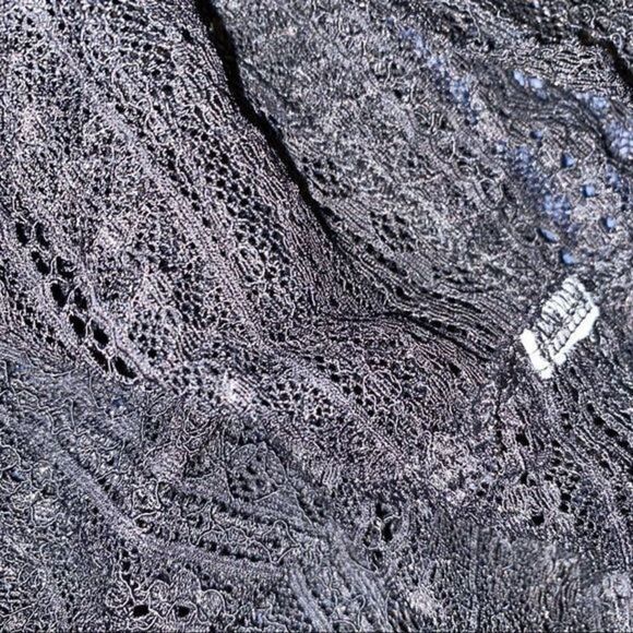 Banana Republic lace sheer cap sleeve V-neck top - Picture 4 of 6